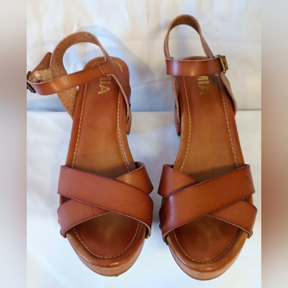 𝙈𝙄𝘼 𝐒𝐮𝐬𝐚𝐧 𝐖𝐨𝐨𝐝𝐞𝐧 𝐂𝐥𝐨𝐠 𝐒𝐭𝐫𝐚𝐩𝐩𝐲 𝐒𝐚𝐧𝐝𝐚𝐥𝐬/𝗕#04 - Picture 3 of 11